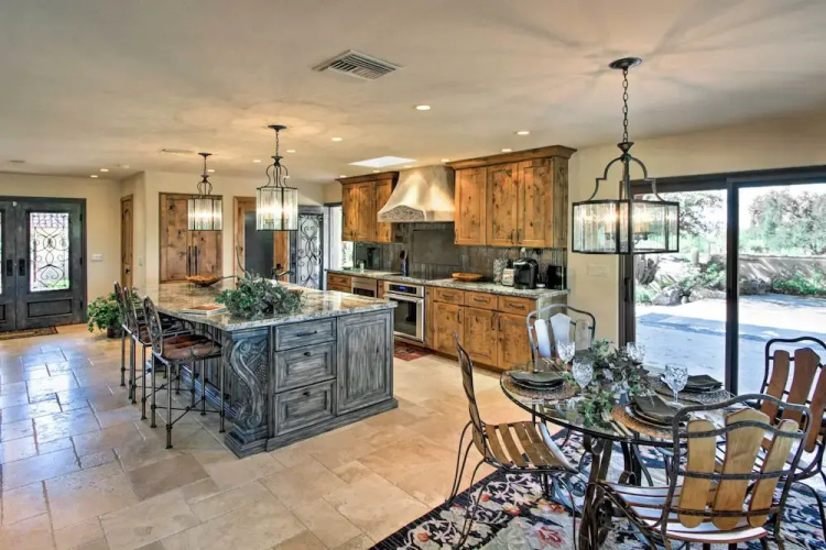 Luxe Tucson Vineyard Home w/ Views & Fire Pit