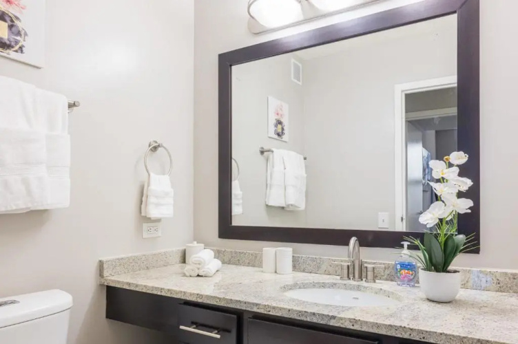 3BR 2BA Captivating Penthouse with Views Pool & Gym
