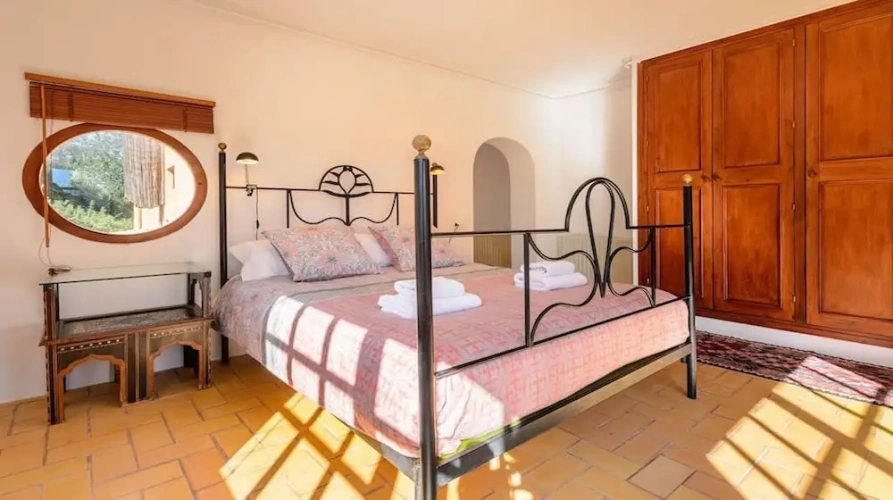 6 Bedrooms Luxury Villa