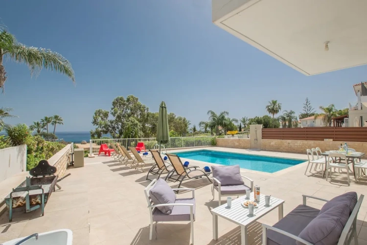 4 Bedrooms Villa