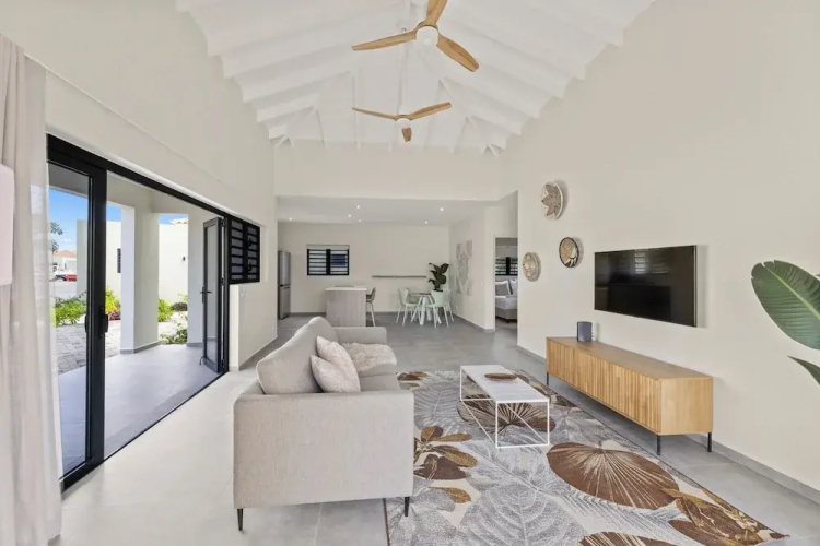 Villa Paradise with pool at mambo beach