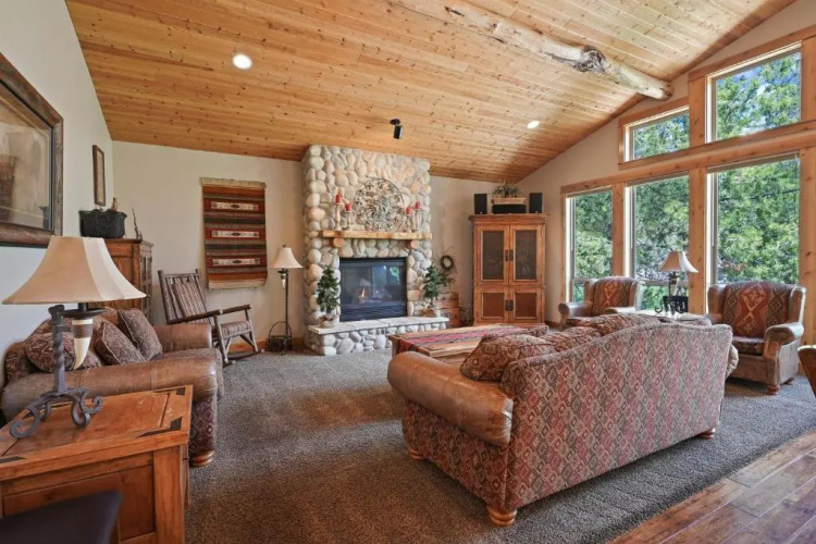 5 Vine Maple 6 Bedroom Home by Redawning