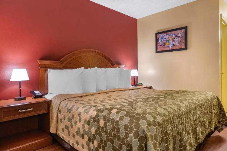 Econo Lodge  Inn & Suites Maingate Central photo 7