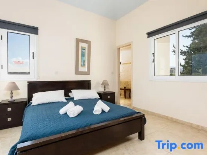 4 Bedrooms Villa