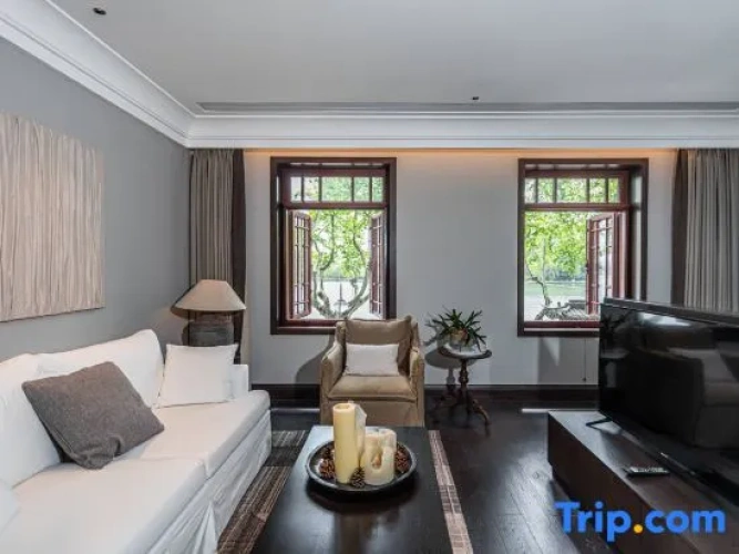 Standard room with lake view