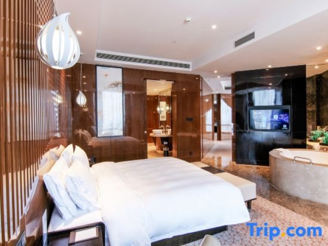 Quadruple Family Suite with lake view