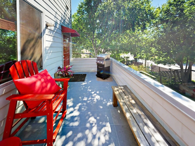 3BR 2BA Rooftop Deck East Downtown by RedAwning