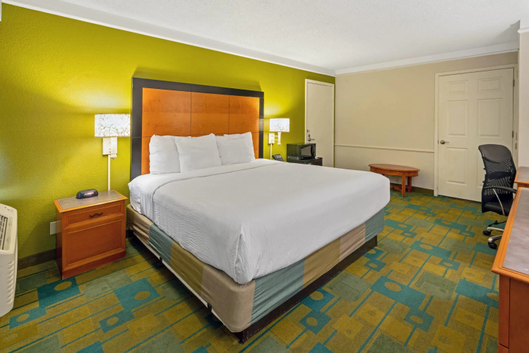 Travelodge by Wyndham Phoenix North