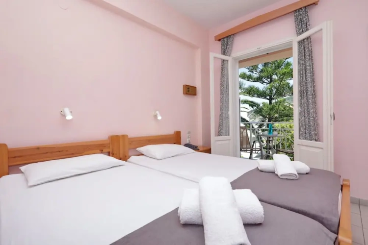 Standard Twin room with garden view