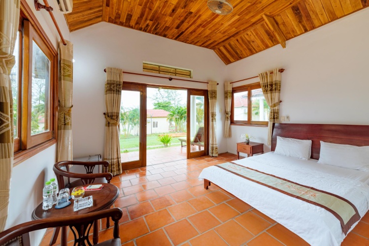 Bungalow with garden view