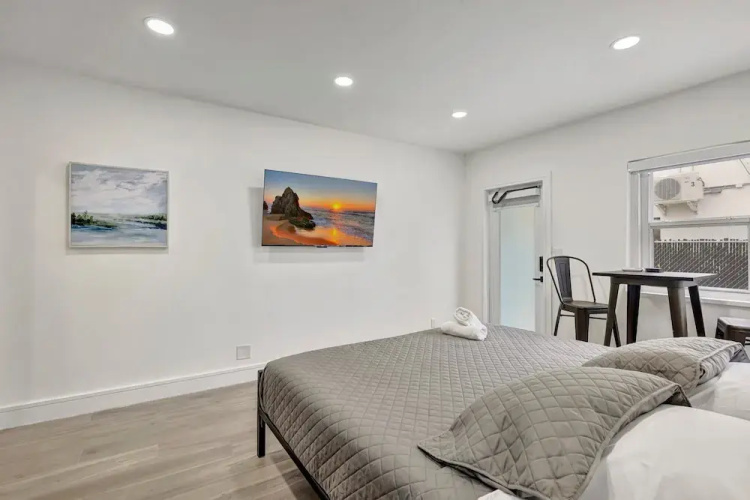 Studio off Las Olas- Steps to the Beach