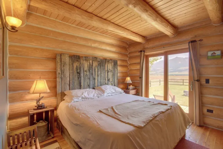 Yellowstone Cabin w/ Stunning Mountain Views
