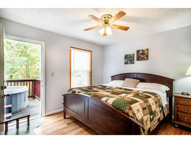 Papa Bear - Private with Hot Tub, Pool Table, and View