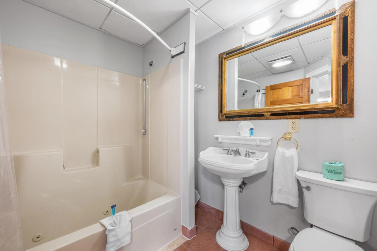 Cedar Park Inn & Whirlpool Suites photo 18