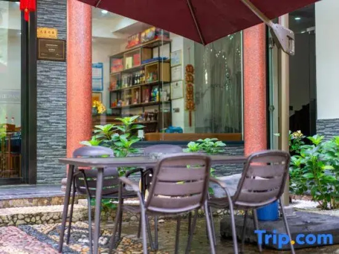 Moxi Riverbank  · Vacation Boutique Inn