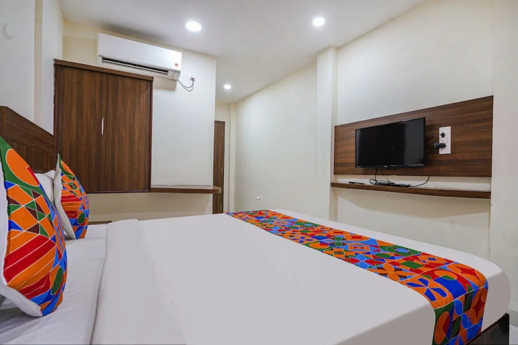 Fabhotel V Grand