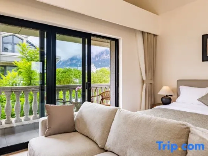 Deluxe Family Suite with mountain view