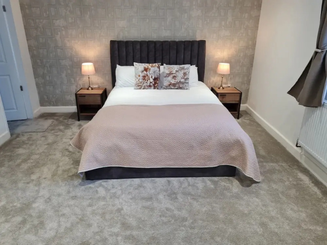 Central Guest Room - En-suite, Parking