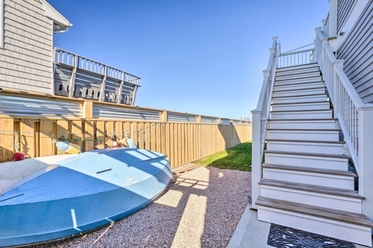 Seaside SK Getaway: Steps to Matunuck Beach!
