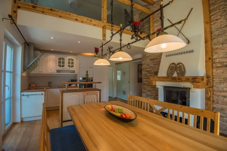 5 Bedrooms Apartment with balcony