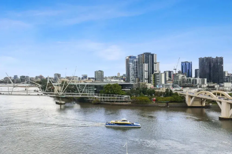 Central Brisbane Studio With Stunning River Views