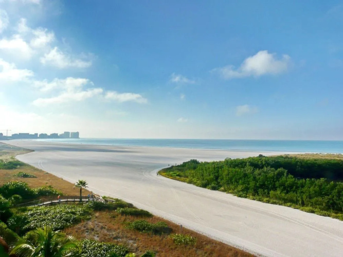 Beachfront Condo With Pool and Dazzling Ocean View