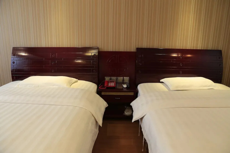 Mount Emei Moon Bay Hotel