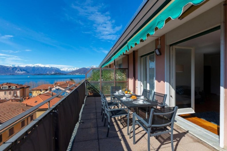 Apartment with lake view