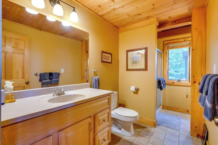 4 Mi to Stratton! Group Getaway w/ Deck & Views