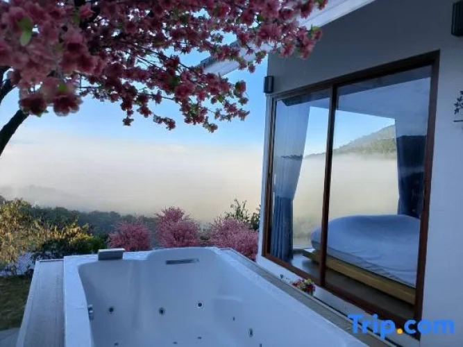 Deluxe Family room with mountain view