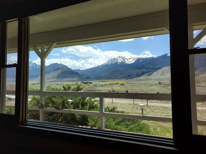 Yellowstone Basin Inn