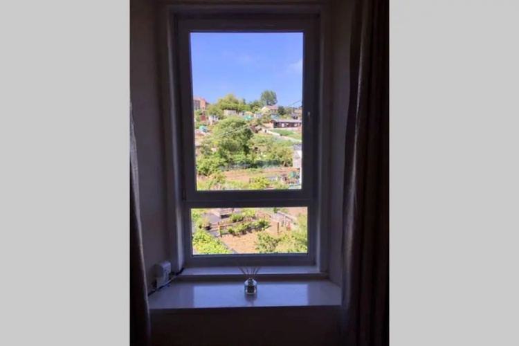 ☆ Bright, 2 Bedroom West End Apartment ☆