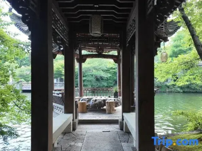 Seclusive Mengxi Garden