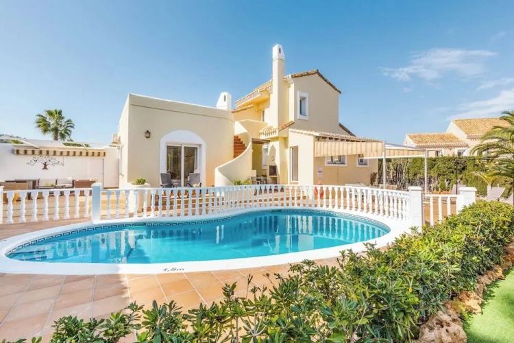 4 Bedrooms Villa