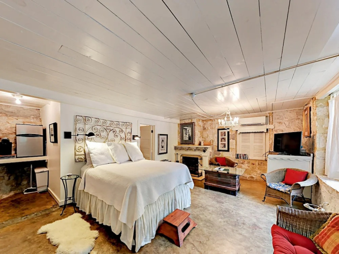 1Br Boutique Studio Historical by RedAwning