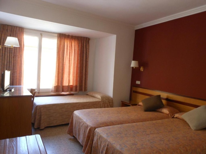 Standard Triple room