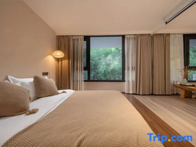 2 Bedrooms Family Suite with balcony