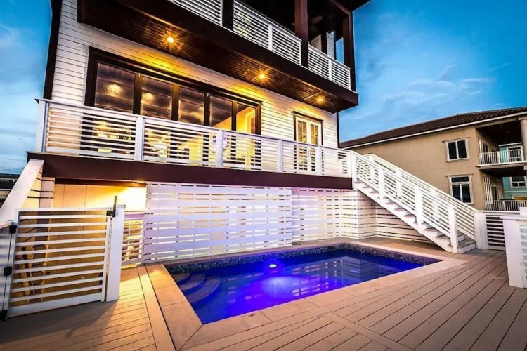 6 Bedrooms Cottage beachfront