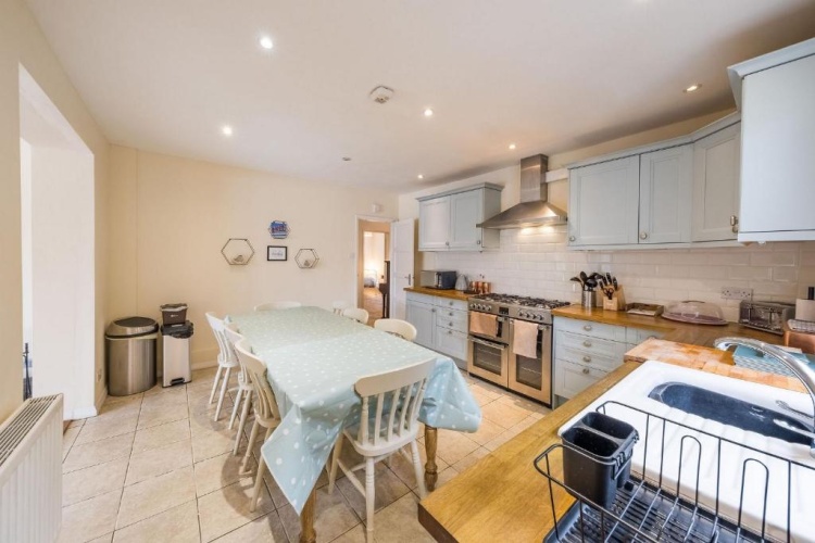 4 Bedrooms Cottage