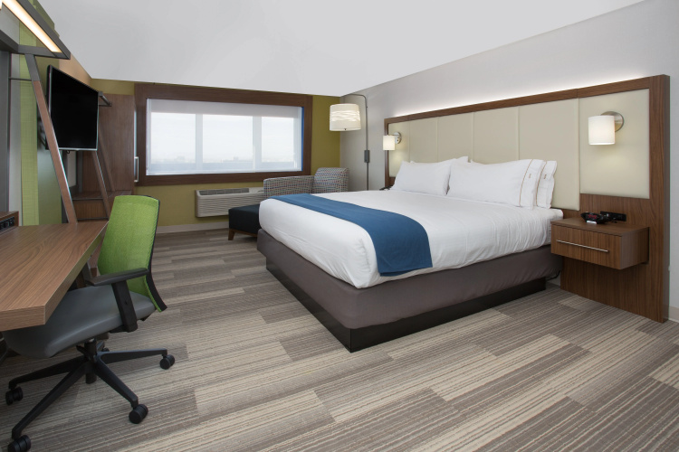 Holiday Inn Express & Suites Redding by IHG