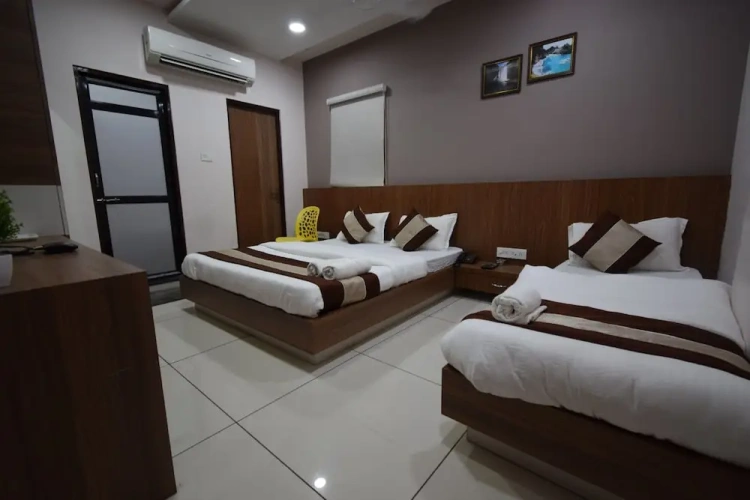 Standard Triple room