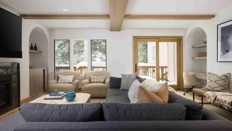 Vail Village Luxury 4 Bedroom, Steps to Slopes!