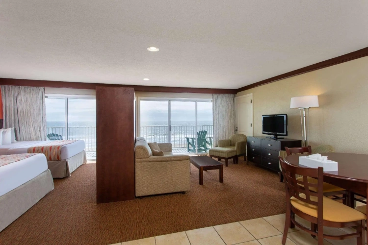3 Bedrooms Sextuple Suite