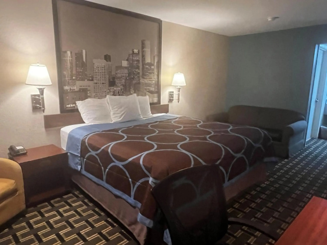 Super 8 by Wyndham Baytown / I-10