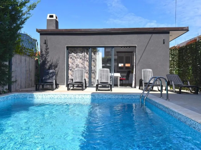 Welcoming Apartment With Shared Pool