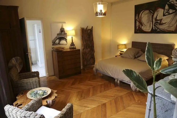 A Room In Paris