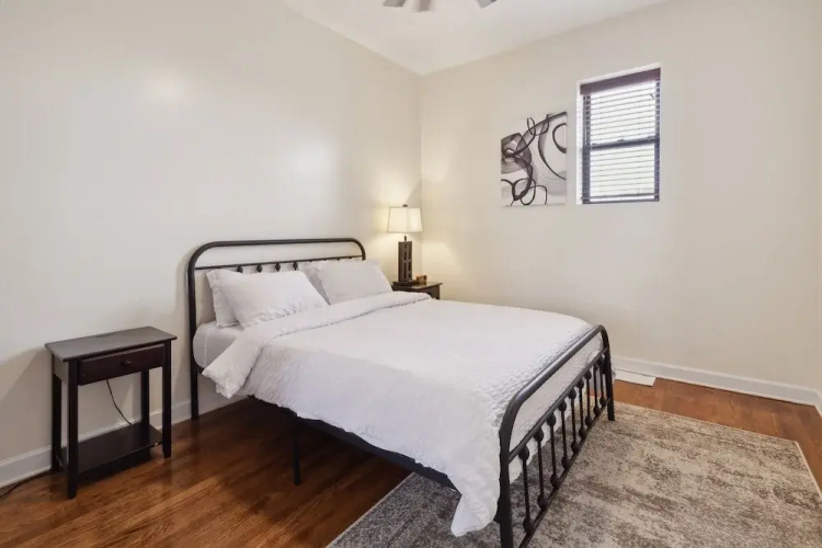 Apartment Near Downtown & Uchicago 4 Bedroom Condo by RedAwning