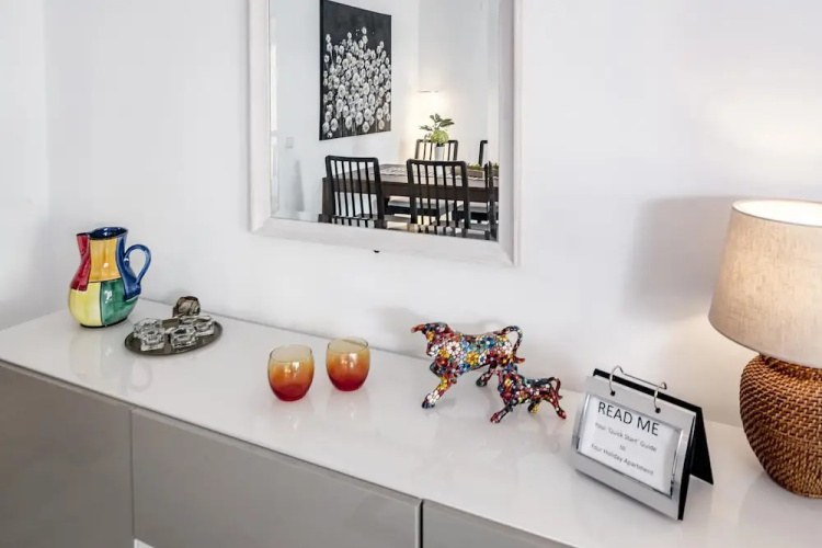 LCR4 - Large 3 bed apt close to beach, port