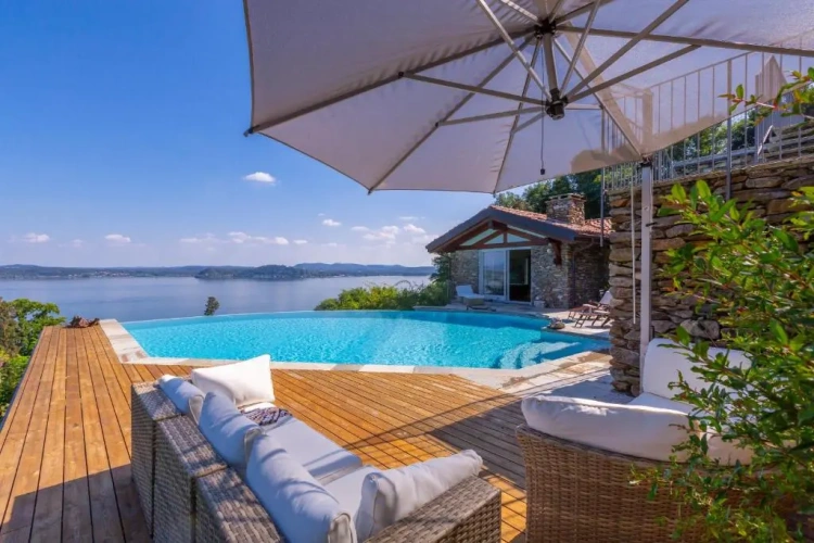 3 Bedrooms Sextuple Family Villa