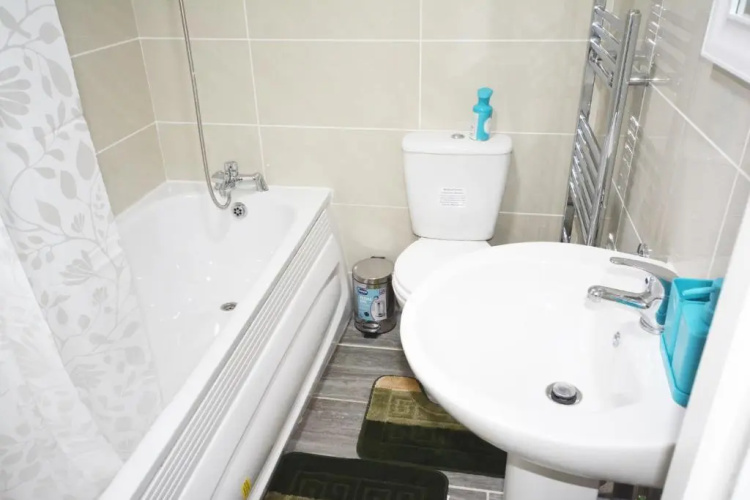 London Zone 2 Three Bedroom Apartment